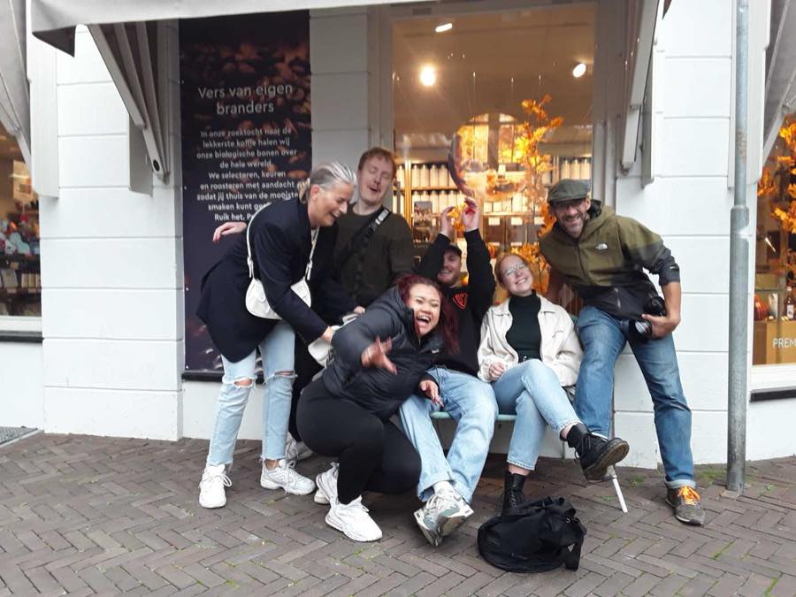 Collega’s van Diezit lachend op een bankje voor een winkel