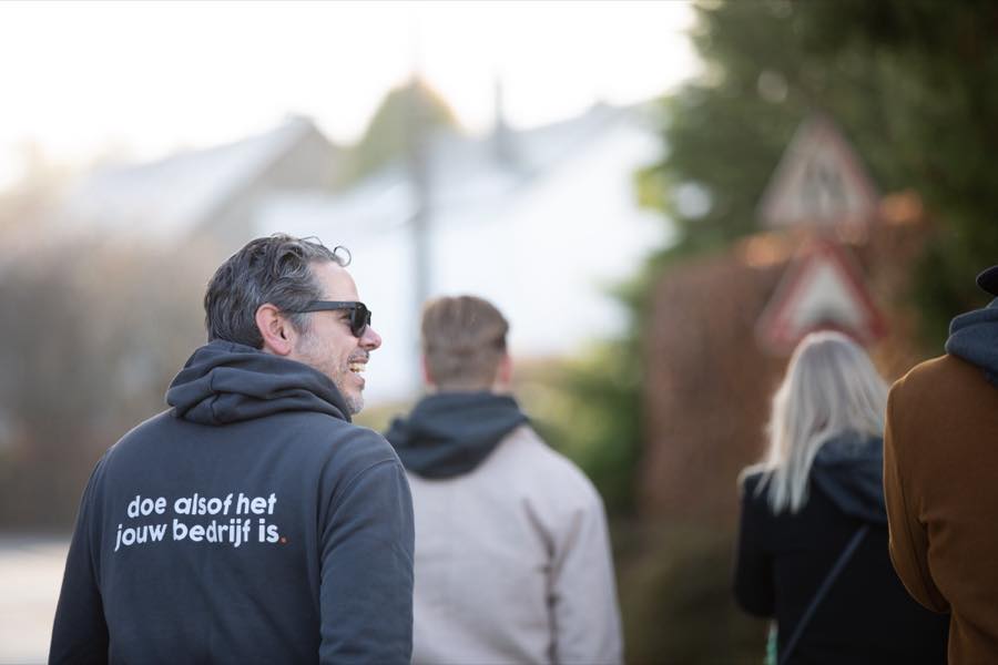 Het team van Diezit met helmen en e-steps op een uitkijkpunt in de heuvels