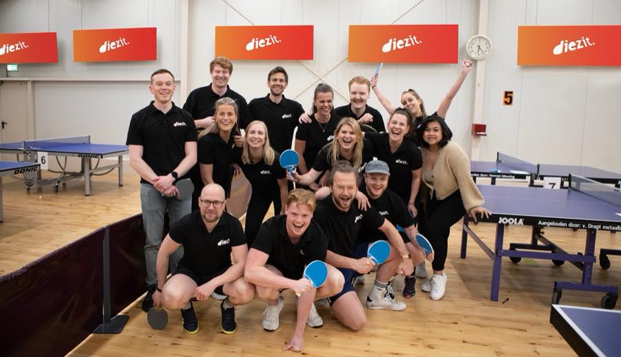 Het team van Diezit in zwarte Diezit-shirts bij een pingpongtoernooi