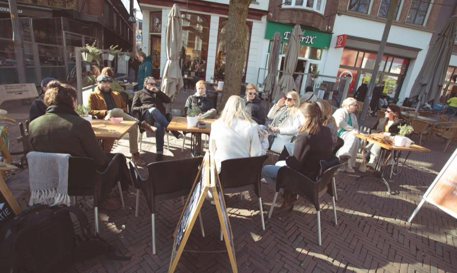 Het team van Diezit op een terras in de stad
