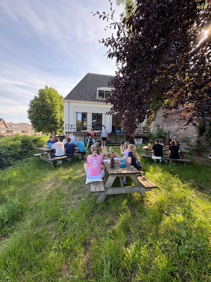 Het team van Diezit aan picknicktafels in de tuin van het kantoor