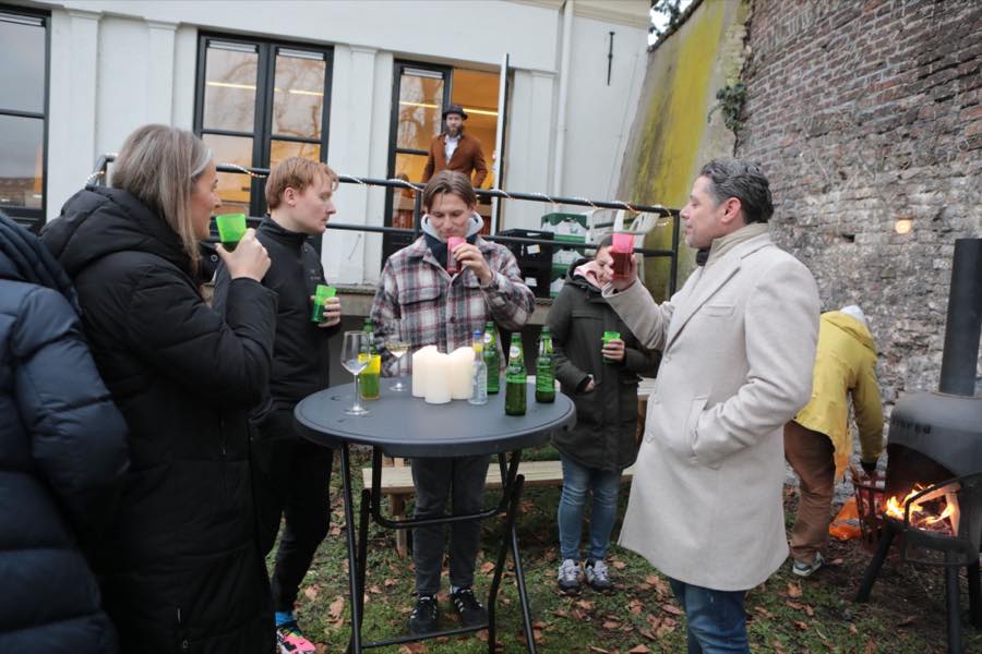Collega’s van Diezit met een drankje bij een vuurkorf in de kantoortuin